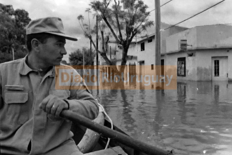 Un prefecto remando en las calles del barrio Puerto en el a&ntilde;o 1998. ARCHIVO DIARIO RIO URUGUAY.