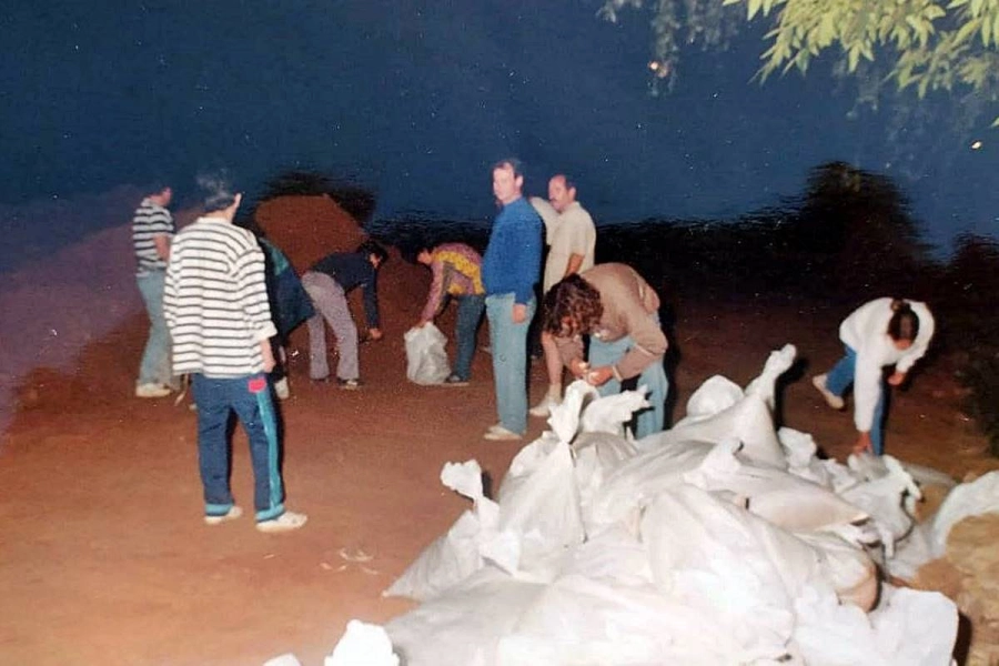 Los vecinos llenando las bolsa con tierra para construir la primera l&iacute;nea de la precaria Defensa Sur. ARCHIVO DIARIO RIO URUGUAY. (Foto Jos&eacute; Gonz&aacute;les)