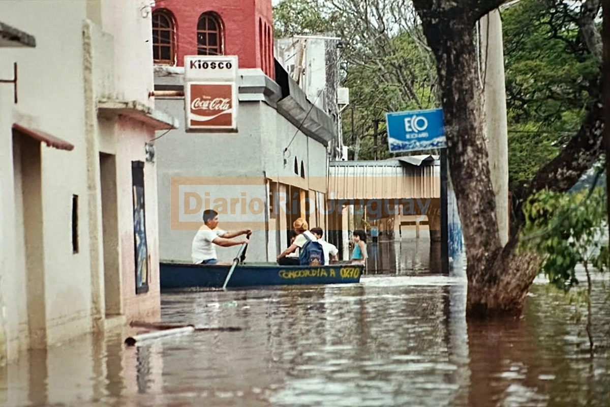La creciente de 1997 en toda su dimensi&oacute;n sobre calle Carriego