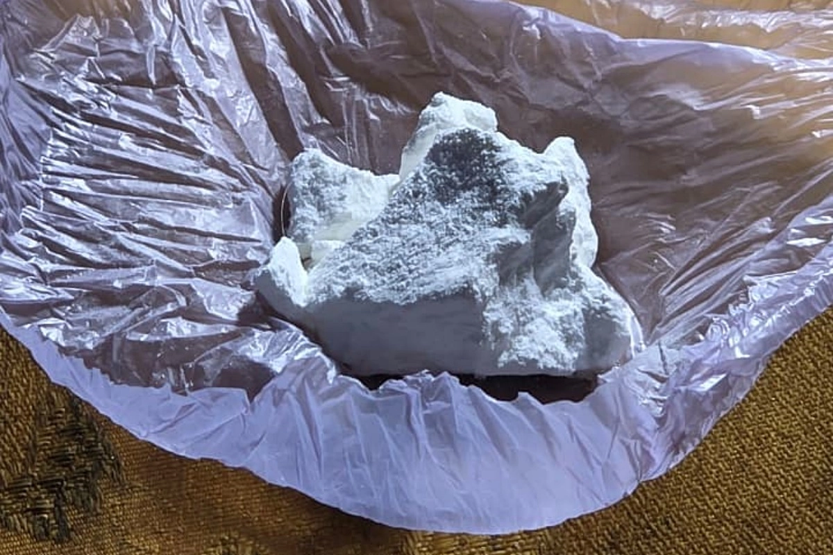 Uno de los trozos compactos de coca&iacute;na incautadas en la zona norte de Concordia.