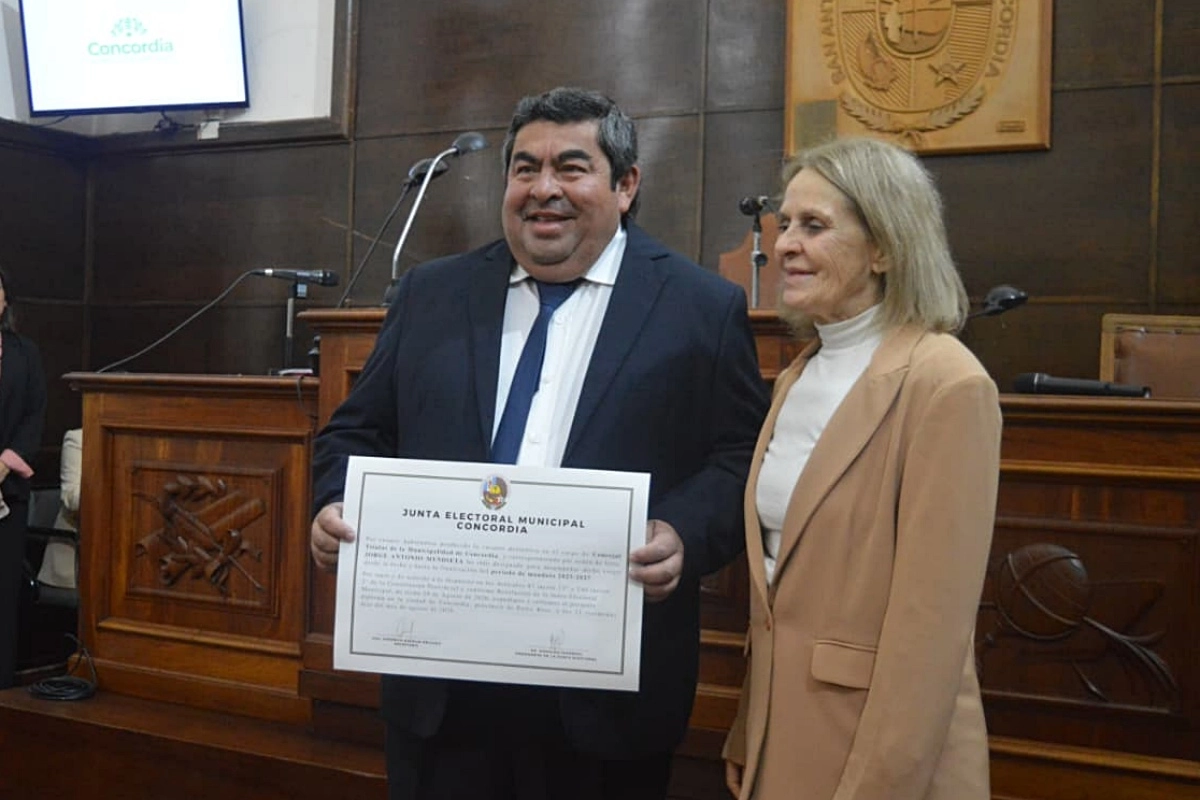 Jorge Mendieta y la presidenta del Concejo Deliberante, Magdalena Reta de Urquiza.