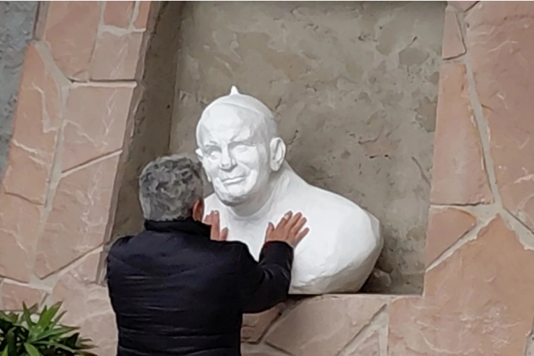 Un busto de Juan Pablo II debe volver de Salto a Concordia por un problema de Aduana
