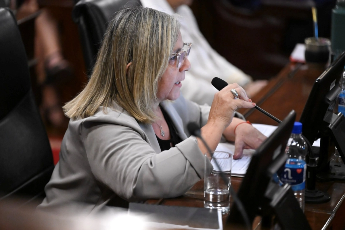 El gobernador despidi&oacute; a la legisladora.