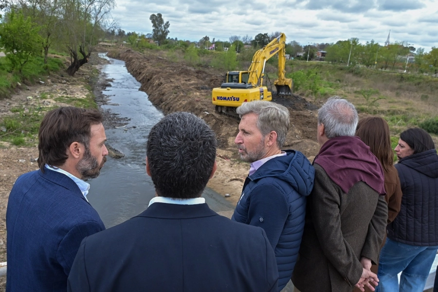 Los funcionarios en el arroyo Manzores.