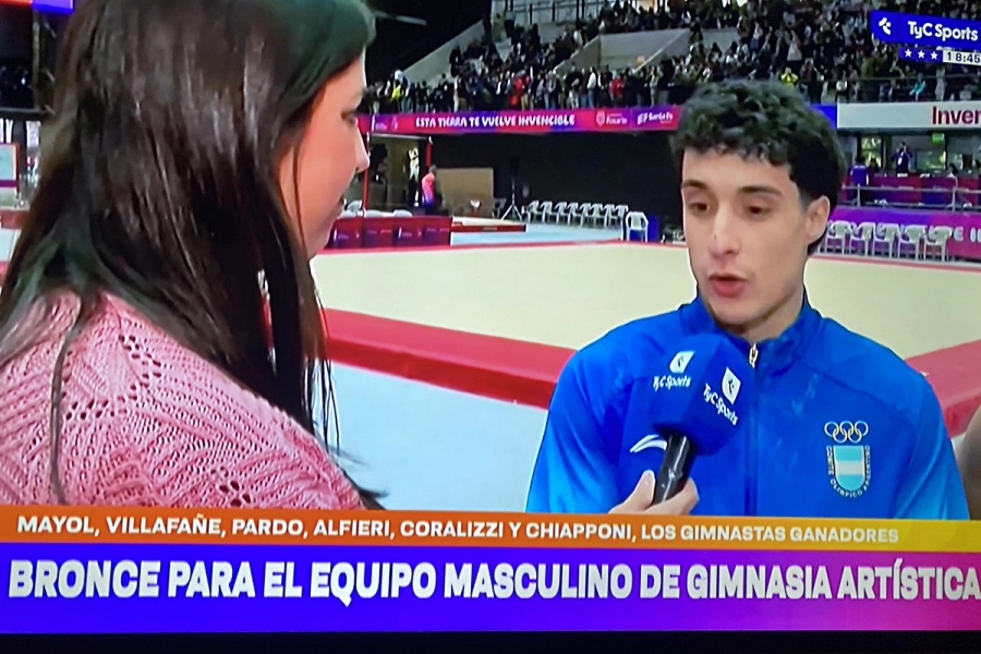 Santiago hablando con la prensa tras su participaci&oacute;n.