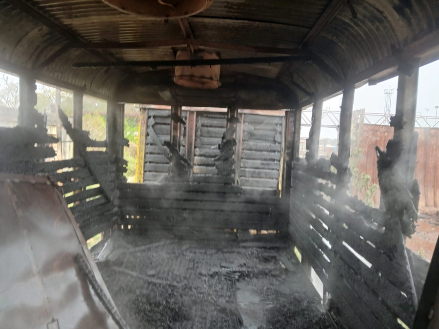 Los bomberos lograron controlar el avance de las llamas.