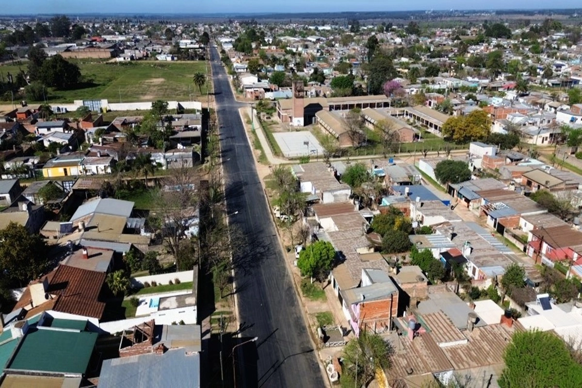 Azcu&eacute; recorri&oacute; las obras junto a vecinos y funcionarios antes del corte de cinta.