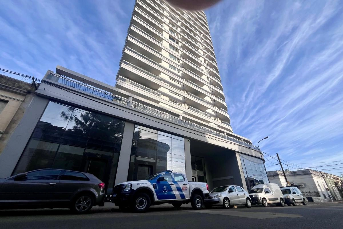 En un edificio del centro de Concordia se realiza uno de los allanamientos.