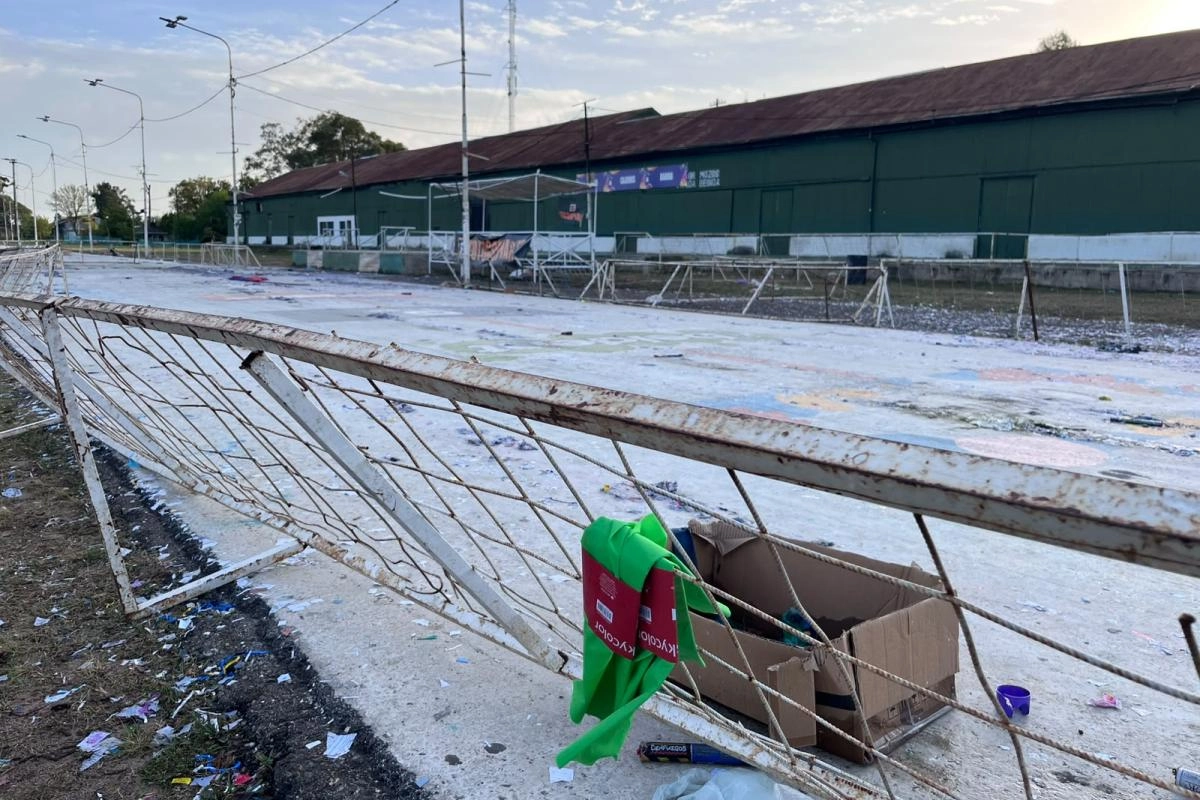 Trabajadores municipales realizan trabajos de limpieza luego de la suspensi&oacute;n del desfile