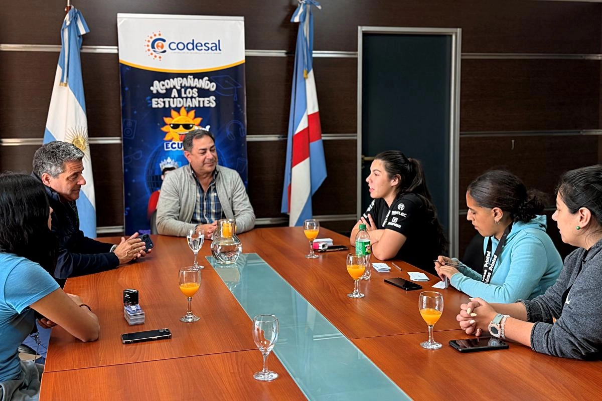 Los j&oacute;evenes de ECU reunidos con Marcone y Cristina.