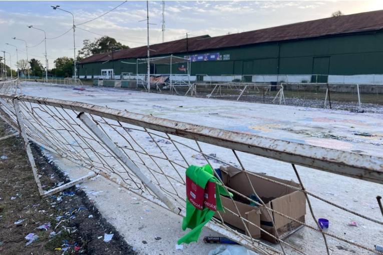 La lluvia oblig&oacute; a suspender el &uacute;ltimo desfile de carrozas y la fiesta de recibimiento de la primavera en Concordia