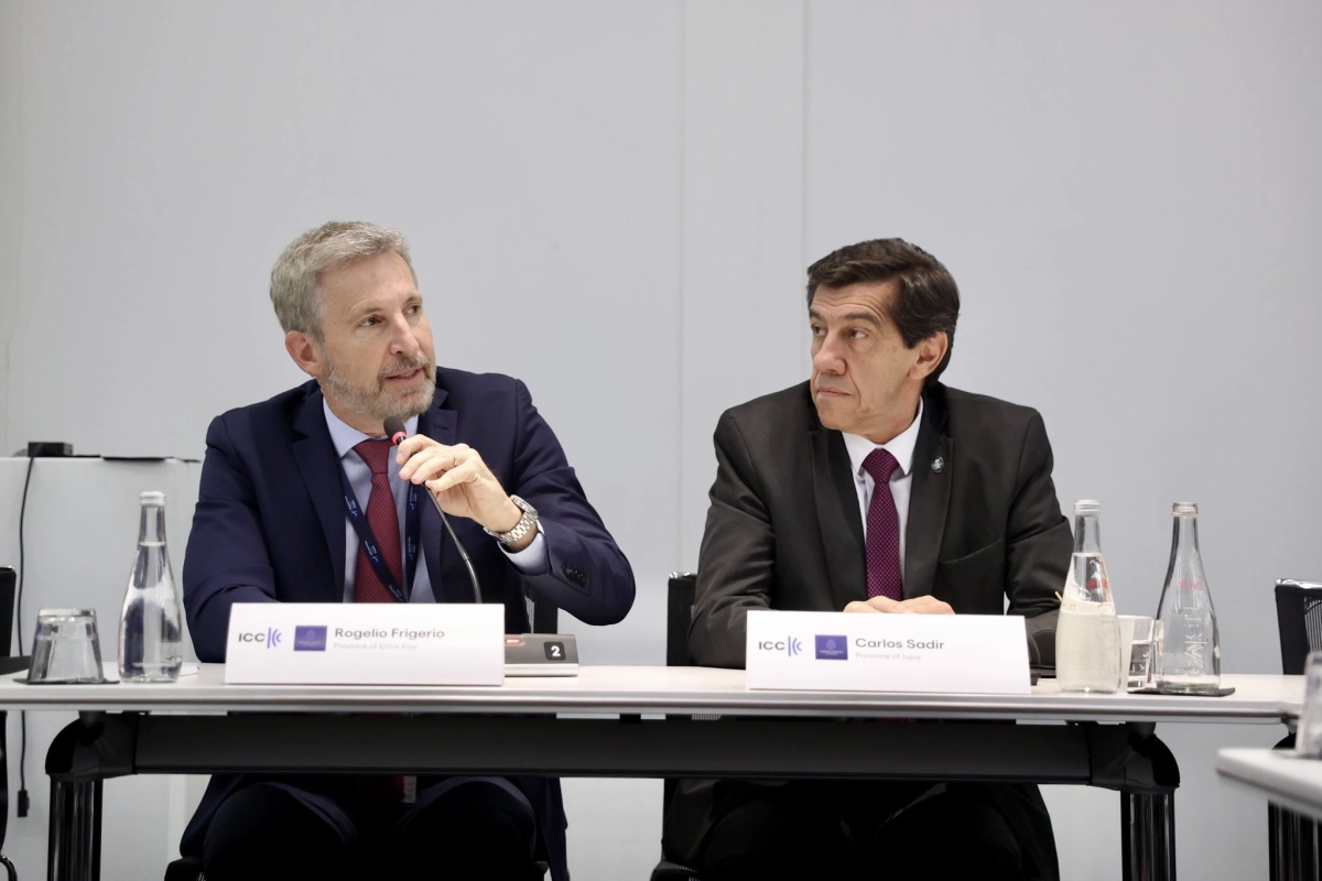 El gobernador se present&oacute; en Par&iacute;s.