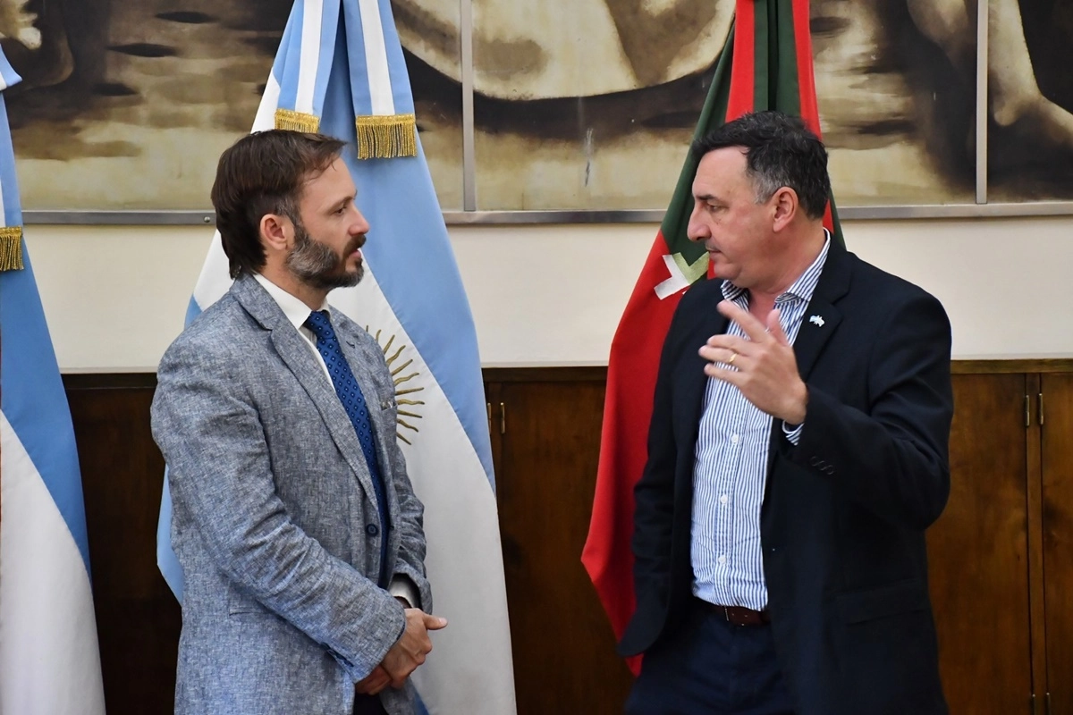 Del encuentro participaron funcionarios de ambas ciudades y la c&oacute;nsul argentina en Salto.