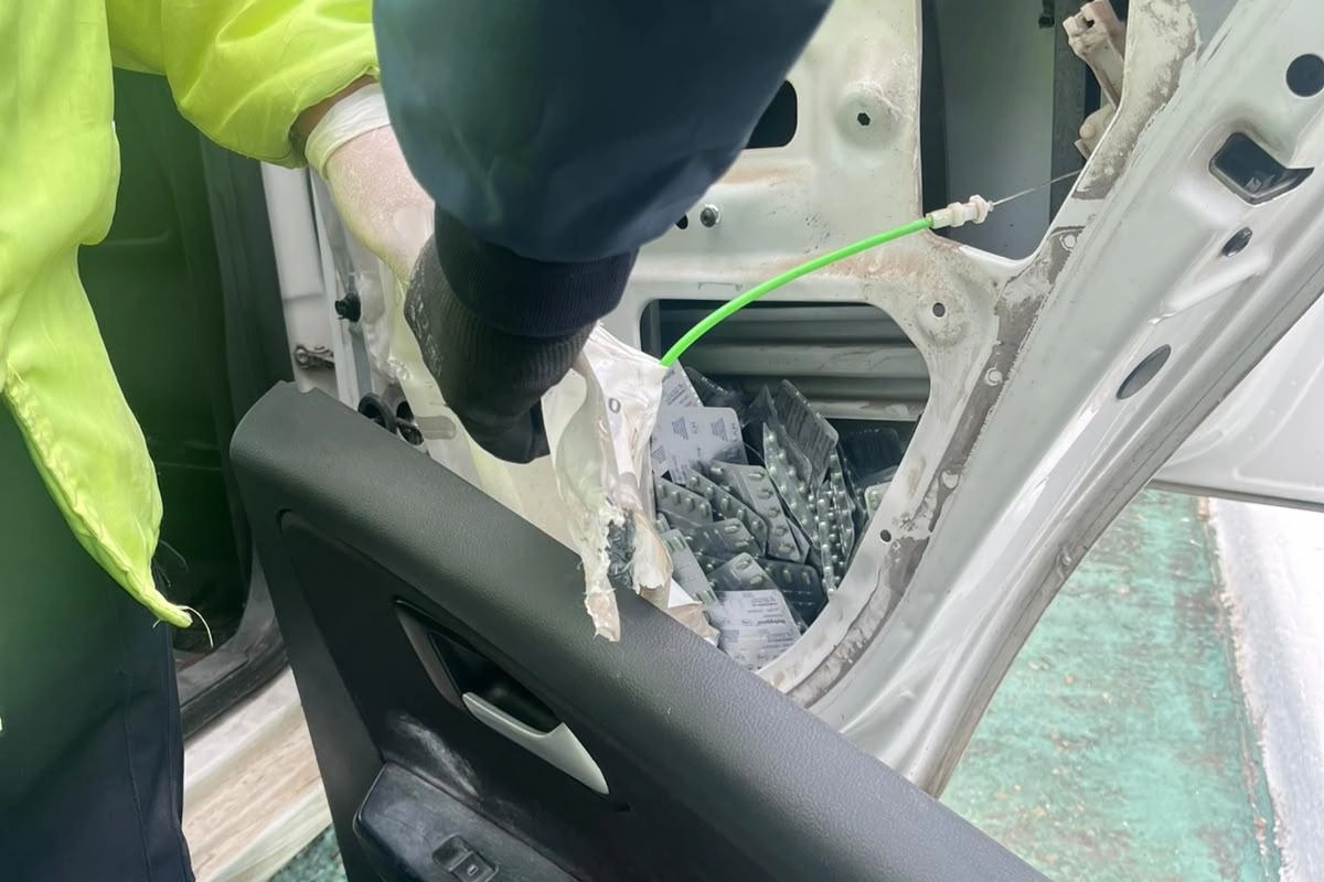 La droga estaba oculta en el autom&oacute;vil.