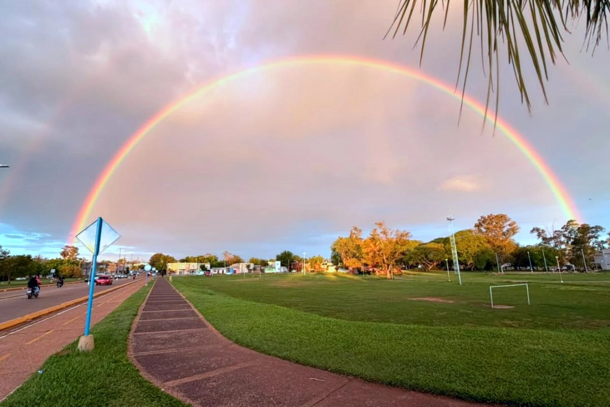 El arcoiris de este domingo fotografiado en la zona de la costanera.