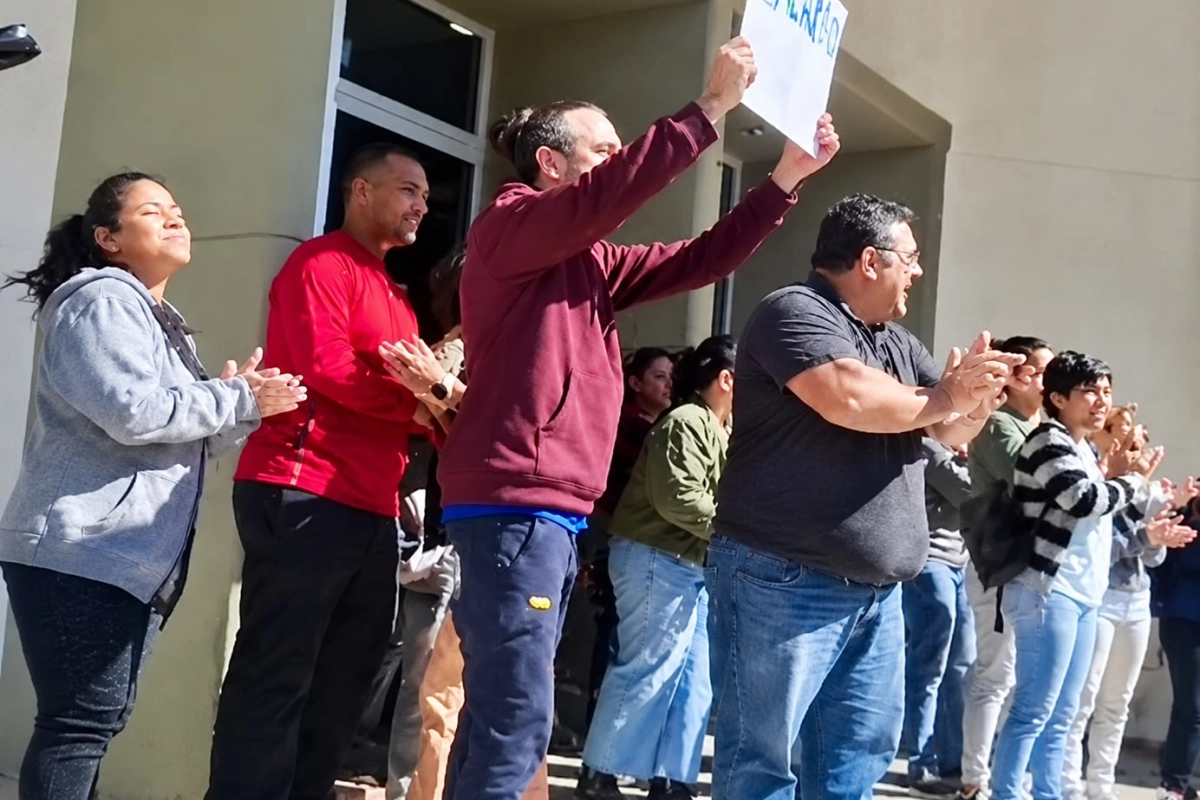Los docentes increparon a Frigerio y al intendente Azcu&eacute;.