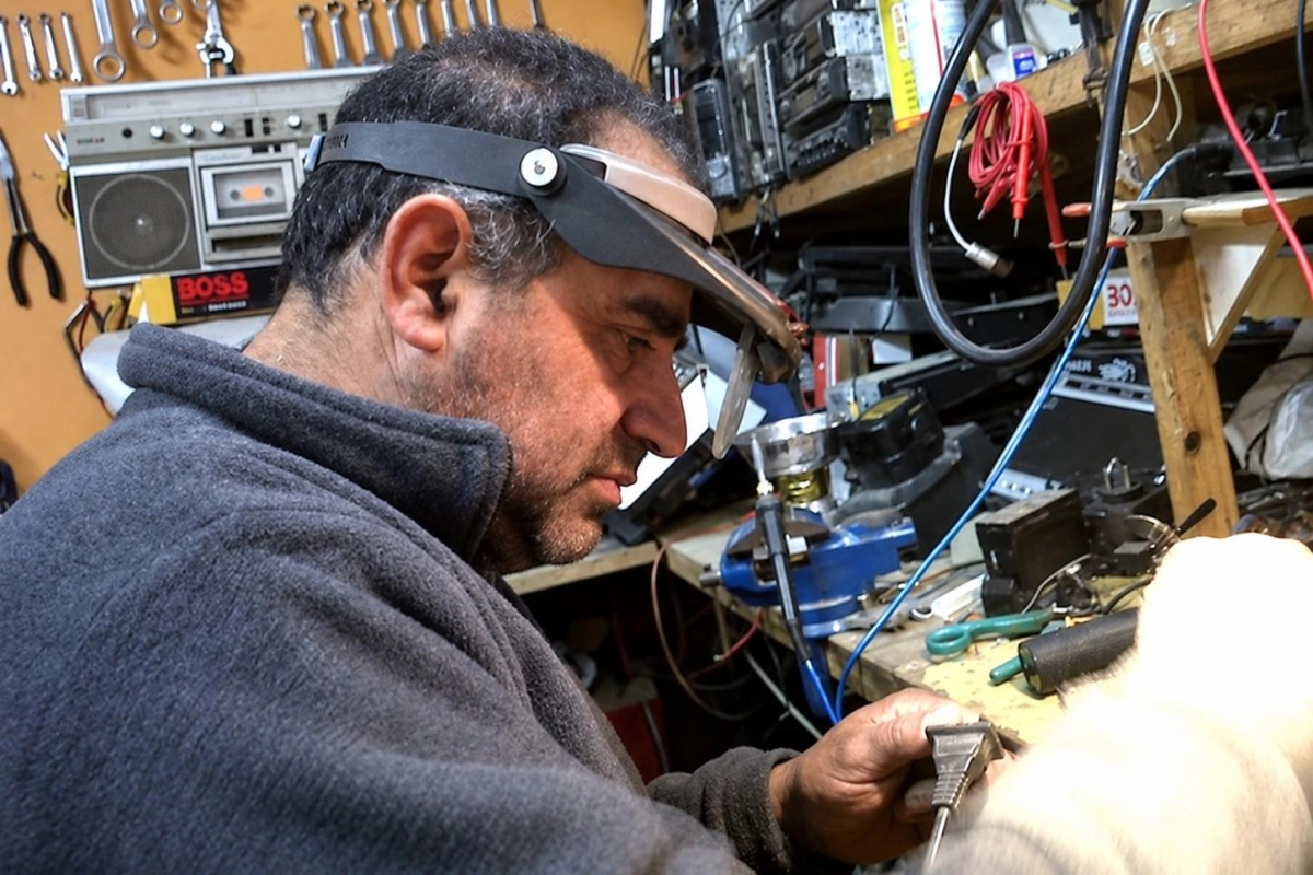 El querido "Negro" Beltr&aacute;n en su taller de calle Alem, casi Alvear.