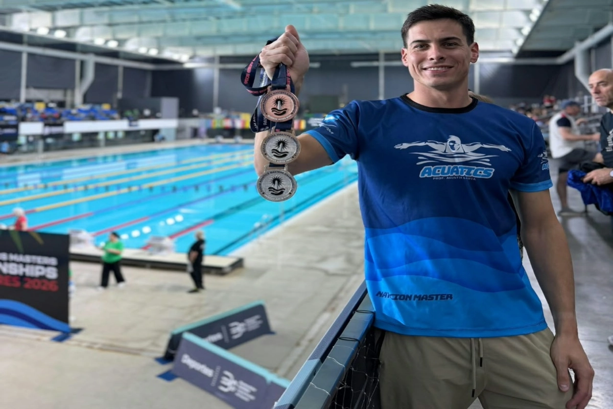 Nicol&aacute;s Petel&iacute;n con tres de sus cuatro medallas